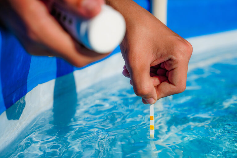 checking,the,water,quality,of,a,pool,with,the,help
